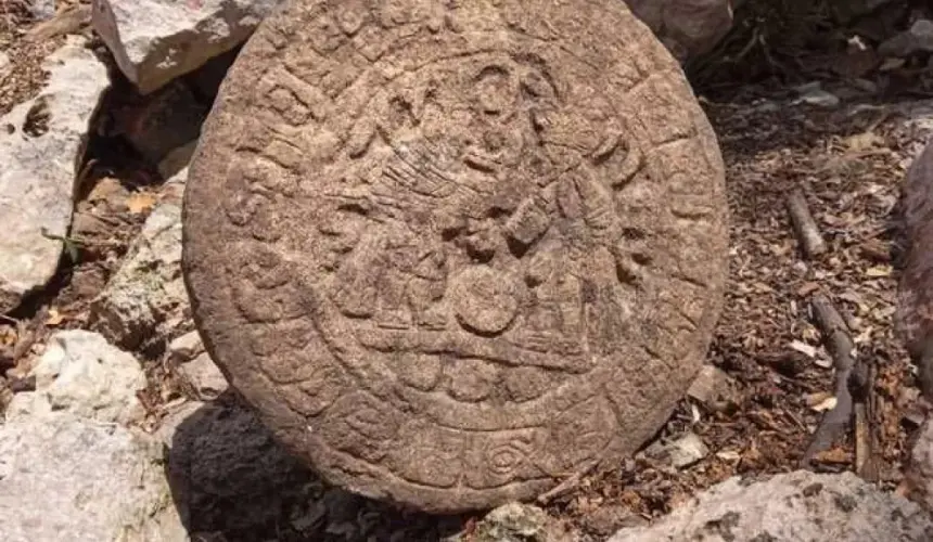 En Chichén Itzá, arqueólogos descubren un marcador de piedra de Juego de Pelota en forma circular