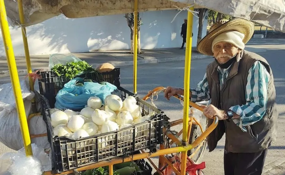 Don Alfonso desde hace más de 10 años de dedica a vender frutas y verduras en Culiacán. Fotos: Juan Madrigal/Lino Ceballos