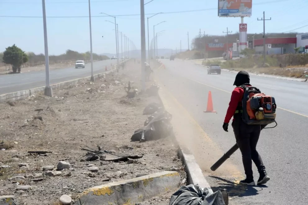 Con acciones de limpieza y retiro de maleza, basura y plásticos, los trabajadores de la Comuna lograron trasformar la imagen de esta importante vialidad de la capital sinaloense.
