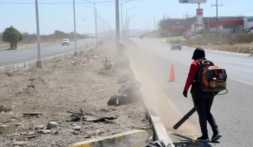 Con acciones de limpieza y retiro de maleza, basura y plásticos, los trabajadores de la Comuna lograron trasformar la imagen de esta importante vialidad de la capital sinaloense.