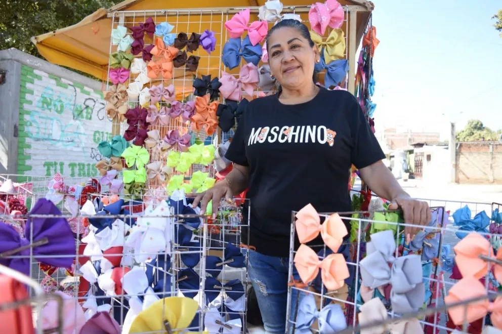 Los días que no hay clases, Samaniego Gamboa ofrece su variedad de moños para el pleno en el Tianguis Laureles Pinos, que se establece todos los jueves sobre el bulevar Las Brisas. También su clientela hasta su domicilio van adquirir los hermosos moño