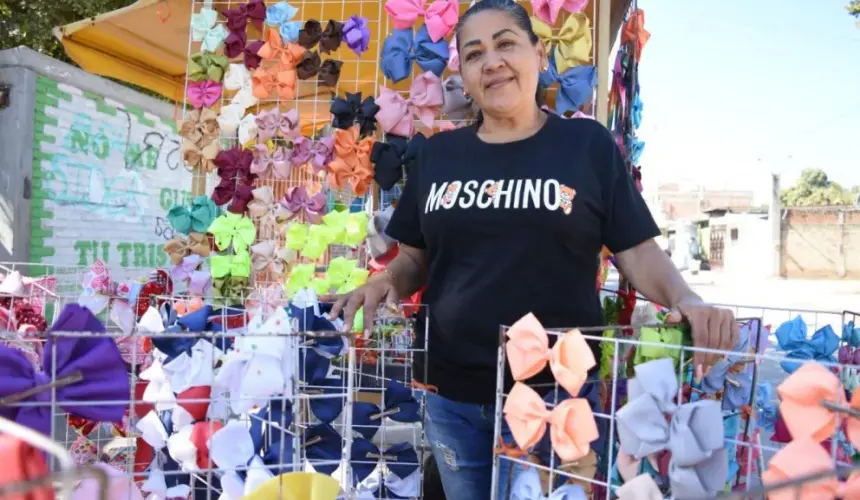 Los días que no hay clases, Samaniego Gamboa ofrece su variedad de moños para el pleno en el Tianguis Laureles Pinos, que se establece todos los jueves sobre el bulevar Las Brisas. También su clientela hasta su domicilio van adquirir los hermosos moño