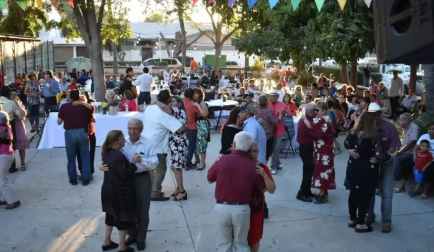 Parejas, familias y grupos de amigos se reunieron alrededor del kiosco del parquecito Eustaquio Buelna de la colonia Gabriel Leyva en Culiacán.