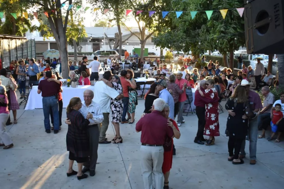 Parejas, familias y grupos de amigos se reunieron alrededor del kiosco del parquecito Eustaquio Buelna de la colonia Gabriel Leyva en Culiacán.