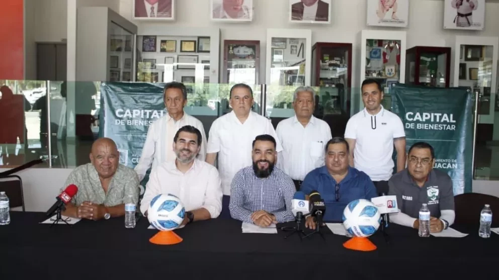 Rueda de prensa donde dan a conocer el primer Campeonato Nacional de Futbol Veteranos que se llevará a cabo la primera semana de mayo en Culiacán.