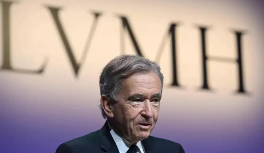 Bernard Arnault, el hombre más rico del mundo incrementó 12 mil mdd en un día su fortuna.