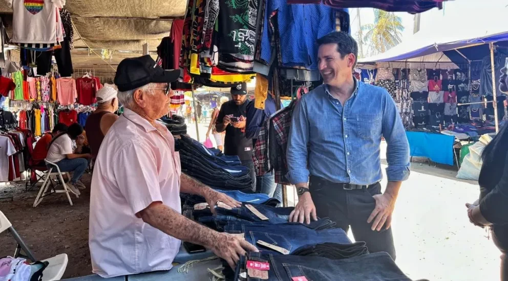 Javier Gaxiola visita Tianguis de Aguaruto; refuerza compromiso del gobierno de Rocha con pequeños comerciantes.