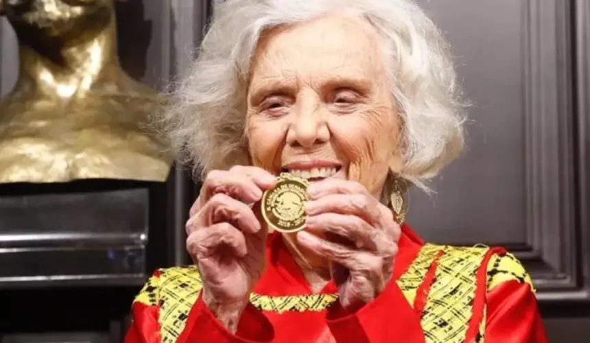 Elena Poniatowska recibe la Medalla Belisario Domínguez.