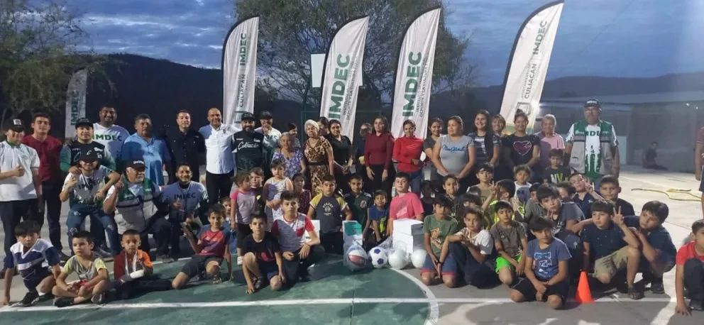 Diversas actividades deportivas y recreativas llevó a cabo el personal del IMDEC, entre ellas tiro a strike y tiro a gol, así como jalar la cuerda y carrera de costales. Fotos: IMDEC
