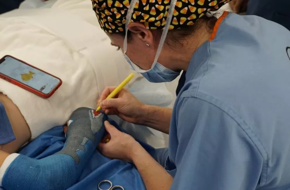 La cirujana ortopédica que convierte los brazos rotos de niños en obras de arte animadas