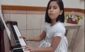 Tocando el piano Alexia le pone melodías a la vida en Barrancos