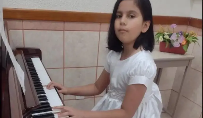 Tocando el piano Alexia le pone melodías a la vida en Barrancos