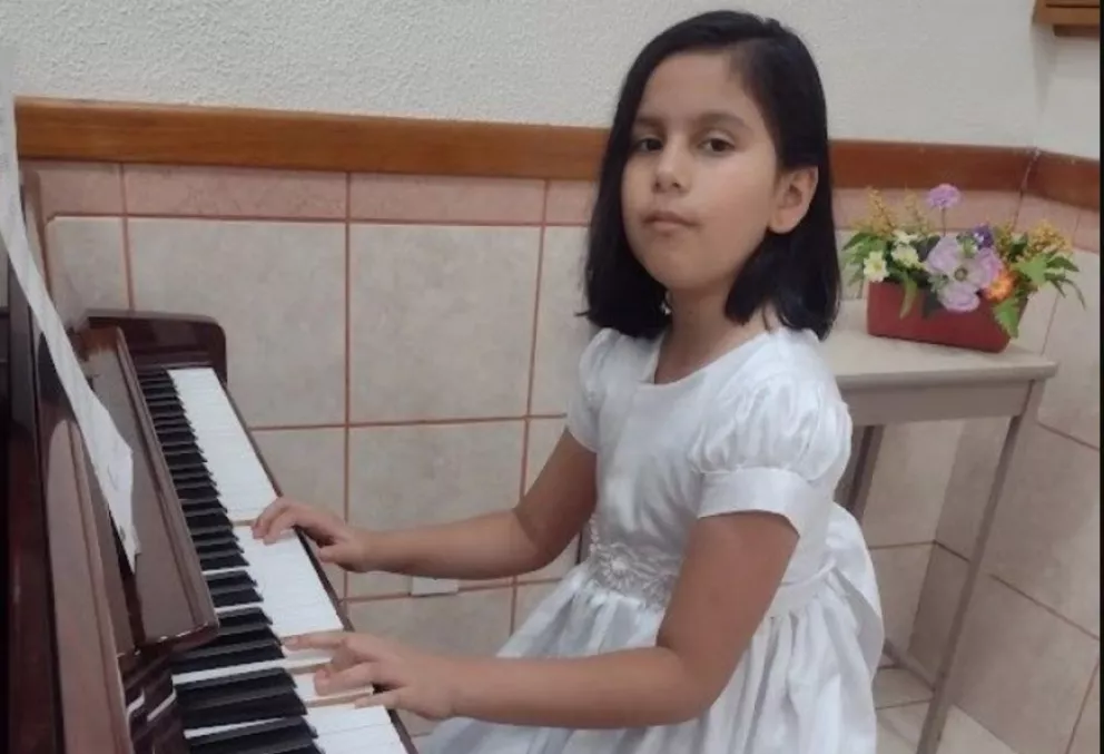Tocando el piano Alexia le pone melodías a la vida en Barrancos