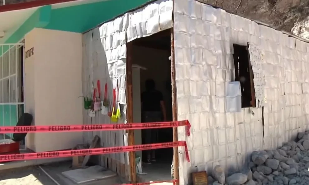 En Metztitlán, Hidalgo no hay obstáculos para la educación y padres construyen salón de clases con cartones de leche.