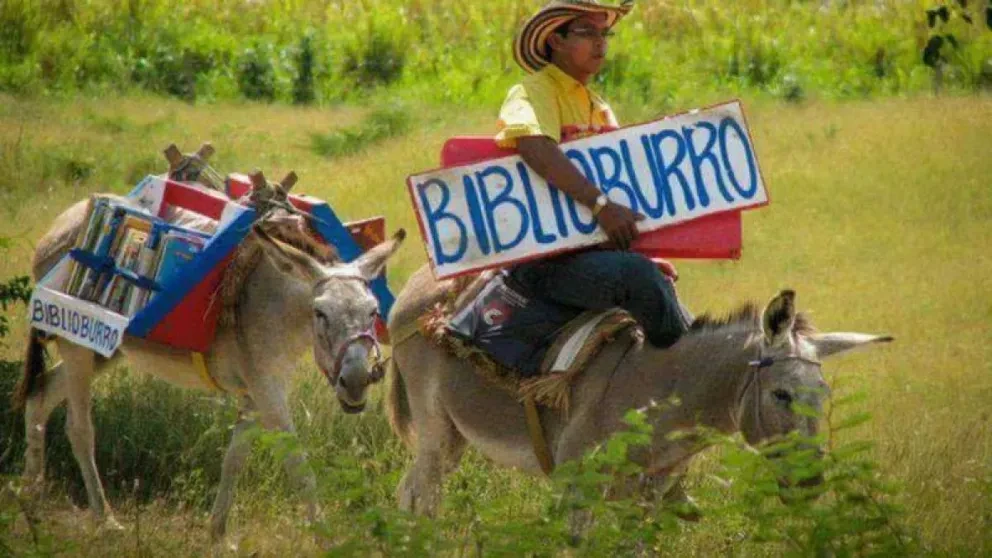 Conoce la historia de Luis Soriano, el maestro que reparte libros sobre burros en zonas rurales de Colombia
