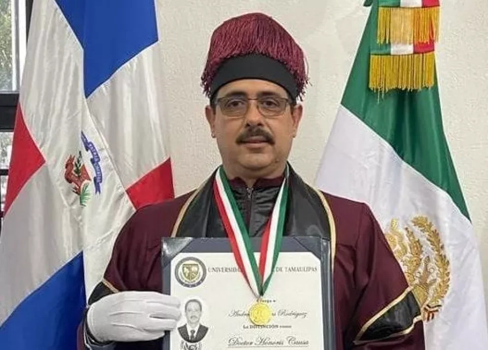 Maestro investigador de la UAS recibe Honoris Causa en República Dominicana.