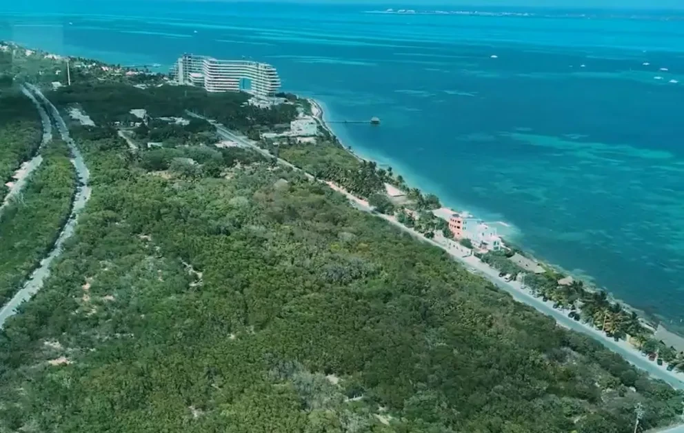 AMLO sobrevuela construcción del Tren Maya y El Meco, en pleno Cancún, frente a Isla Mujeres