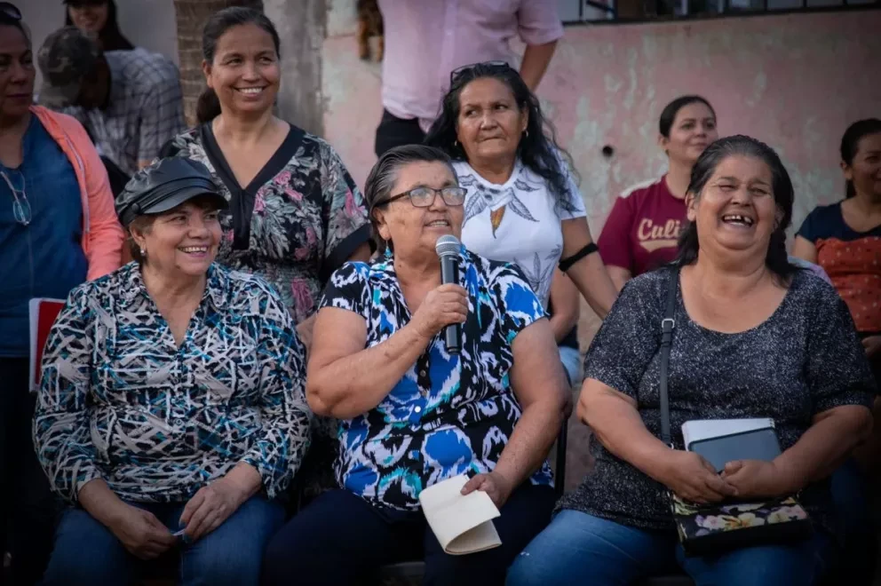 Se emocionan vecinos de los Huizachez, alcalde de Culiacán les dice que les pavimentará 8 calles.