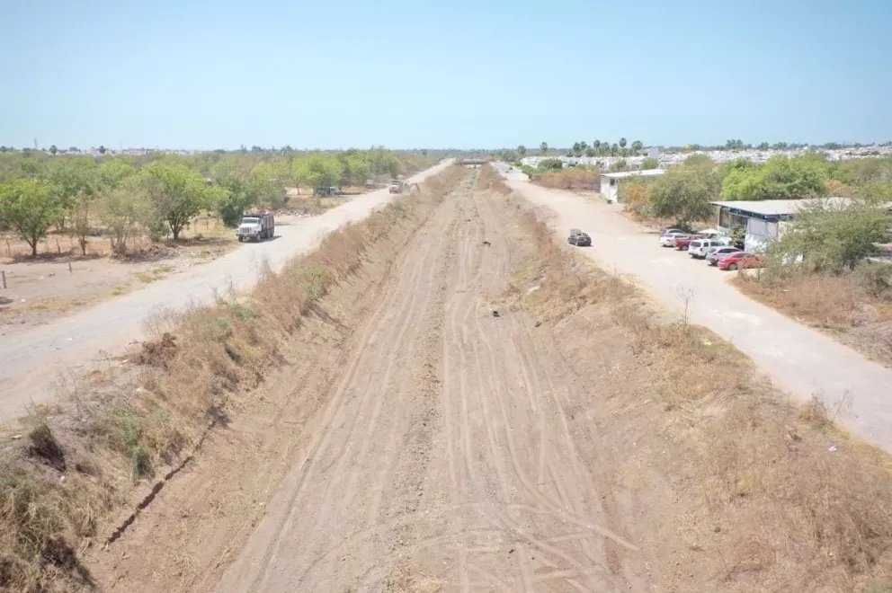 ¡Prevenir inundaciones! Realiza labores de limpieza en drenes del sector norte y sur de Culiacán