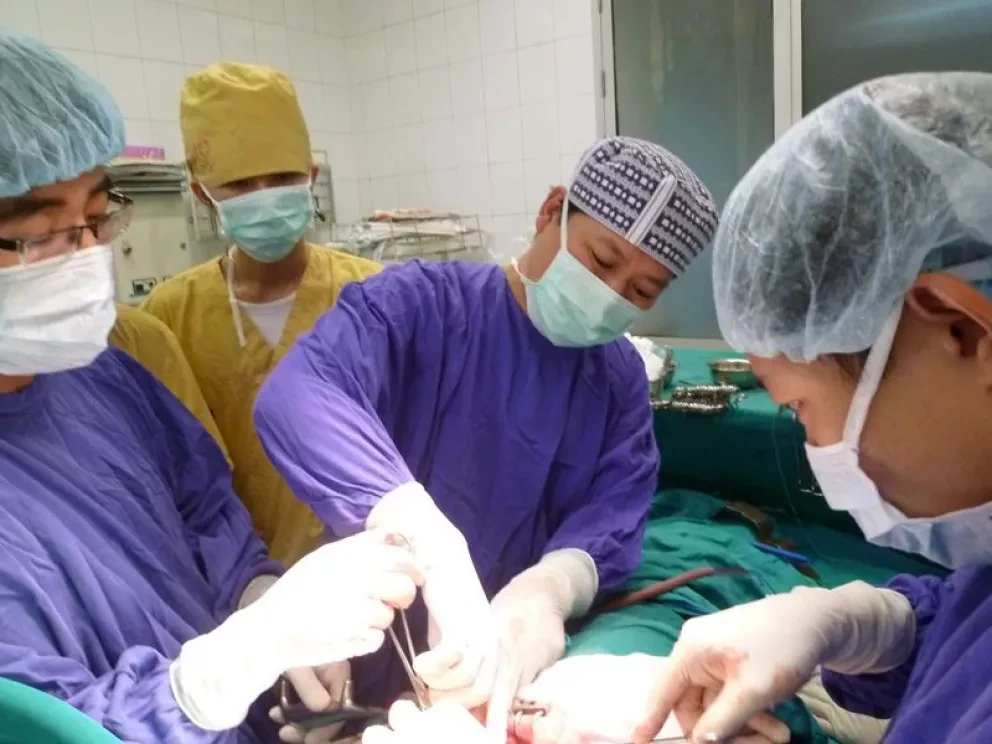 En China, implantan chip que detiene el impulso de beber en paciente alcohólico