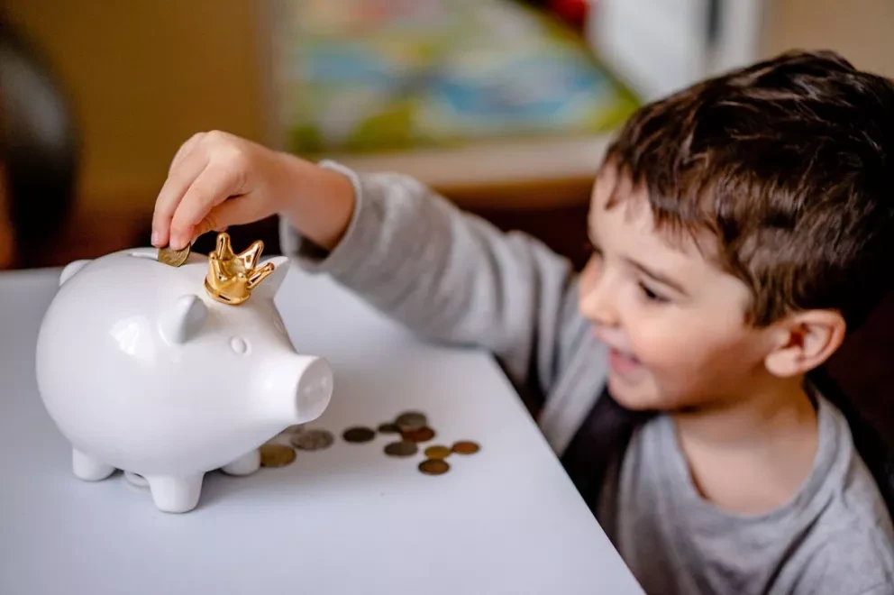 Especialistas señalan los niñ@s pueden iniciar a entender el valor de dinero ahorrando en una alcancía parte del dinero que los padres les dan cada semana. Foto: Pixabay