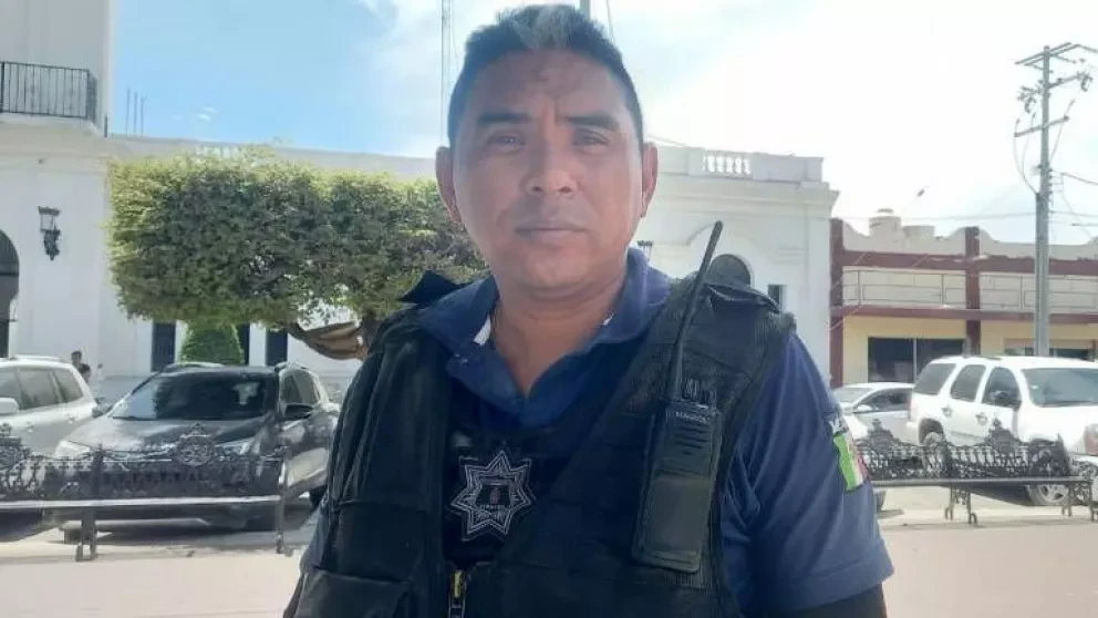 Un policía de Escuinapa se encuentra dinero tirado y da con el paradero de la persona que lo extravió