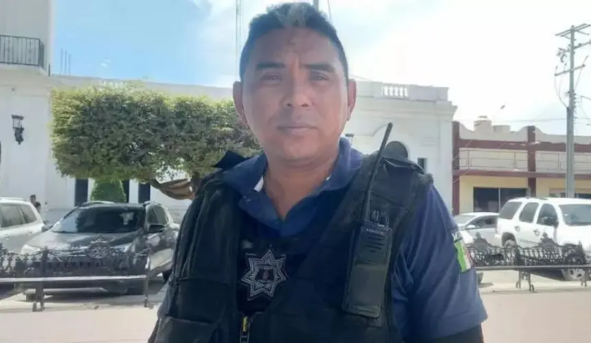 Un policía de Escuinapa se encuentra dinero tirado y da con el paradero de la persona que lo extravió 