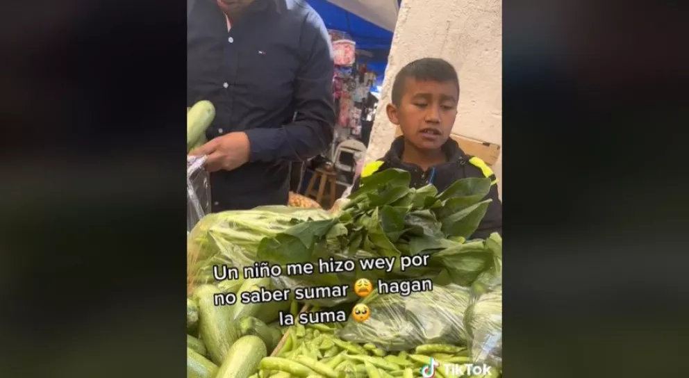 Niño que vende verduras se vuelve viral en Tiktok por la suma que le hizo a su clienta.