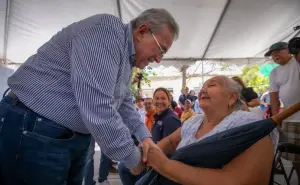 A María de Jesús Zamudio de la colonia Libertad en Culiacán la sorprende el gobernador Rubén Rocha Moya