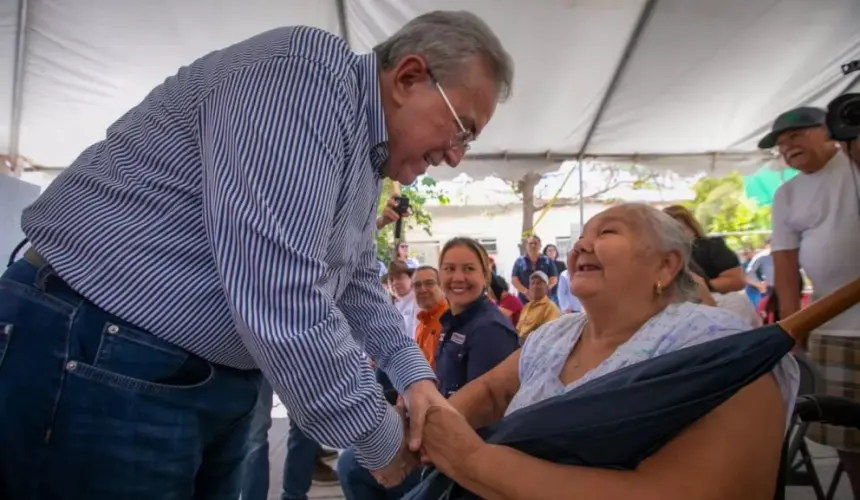 María a acudió a la inauguración de la pavimentación de la calle Constituyente Heriberto Jara, en la colonia Libertad en la capital sinaloense. Fotos Juan Madrigal/Cortesía