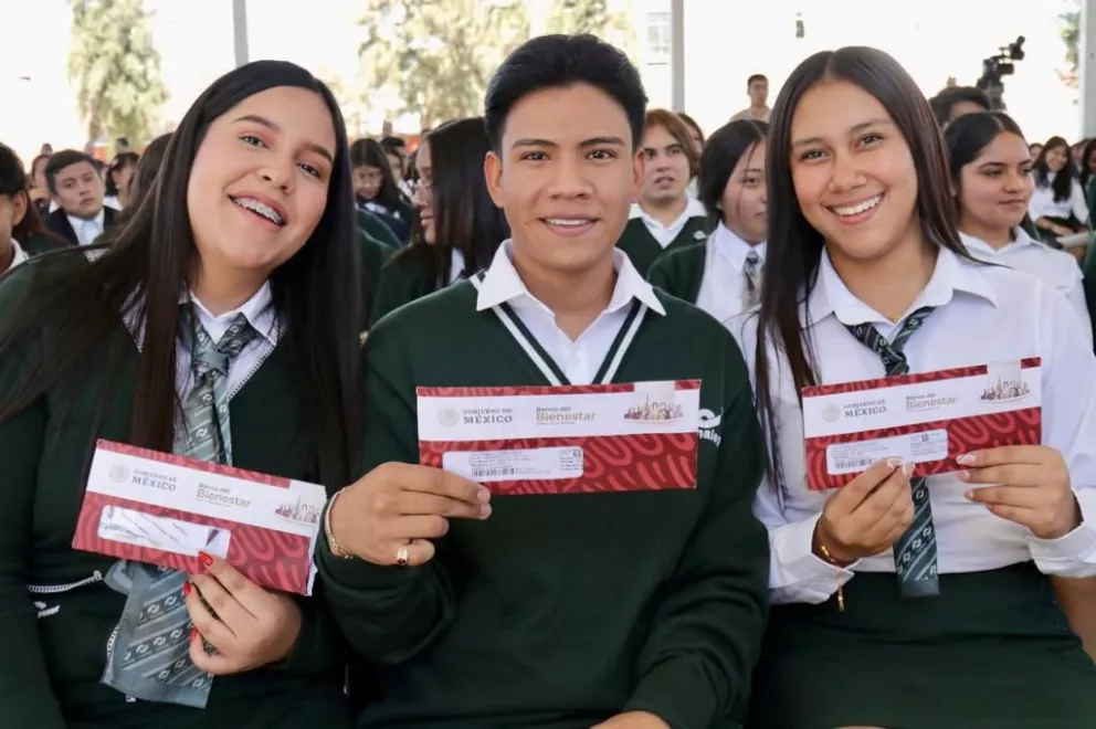 En Guanajuato, titular de la SEP entrega tarjetas del programa Becas para el Bienestar Benito Juárez