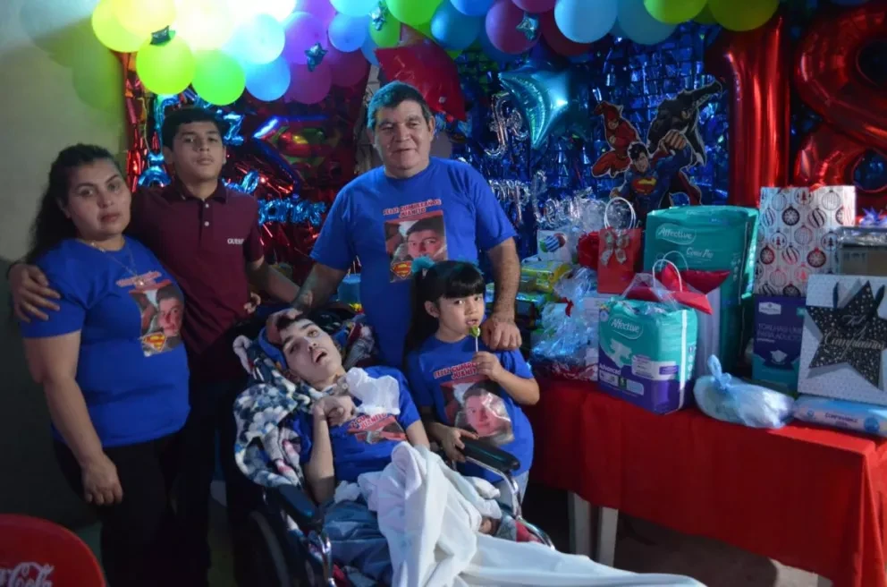 Juanito junto a sus padres y hermanos durante el festejo de su cumpleaños ¡Felicidades campeón! Foto: Juan Madrigal