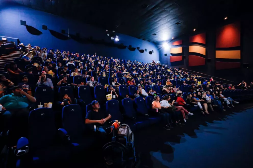 Niñas, niños y adolescentes acompañados de sus familias disfrutaron de un sábado más con el programa “Cine Azul”.