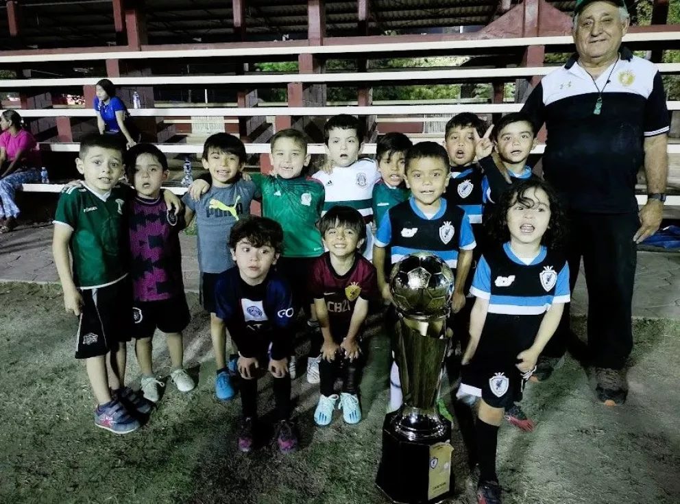 El equipo dirigido por Ramón Ignacio Ordoñez, ganan el torneo Deportivo Sur Futbol 7 al vencer 3-1 a Astros. Fotos Juan Madrigal