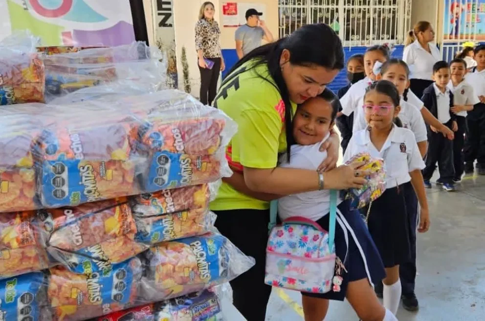 El festejo del Día del Niño y la Niña en Navolato no termina, alcaldesa regala dos mil bolsas de dulces.