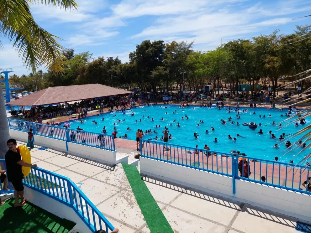 Las albercas están abiertas de martes a domingos de 10:00 a.m. a 6:00 p.m. Y el paseo en lancha en el lago encantado tiene un costo de 25 pesos y su horario es de martes a viernes de 3:30 p.m. a 7:30 p.m. y sábado y domingo de 11:00 a.m. a 7:00 p.m.