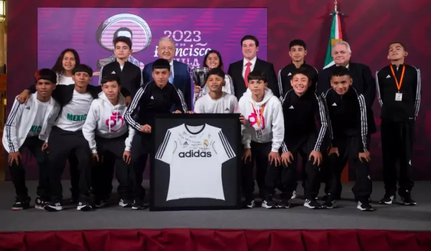 Jóvenes de Nuevo León ganan el Campeonato del Desafío Mundial Madrid 2023 y los reconocen en la La Mañanera