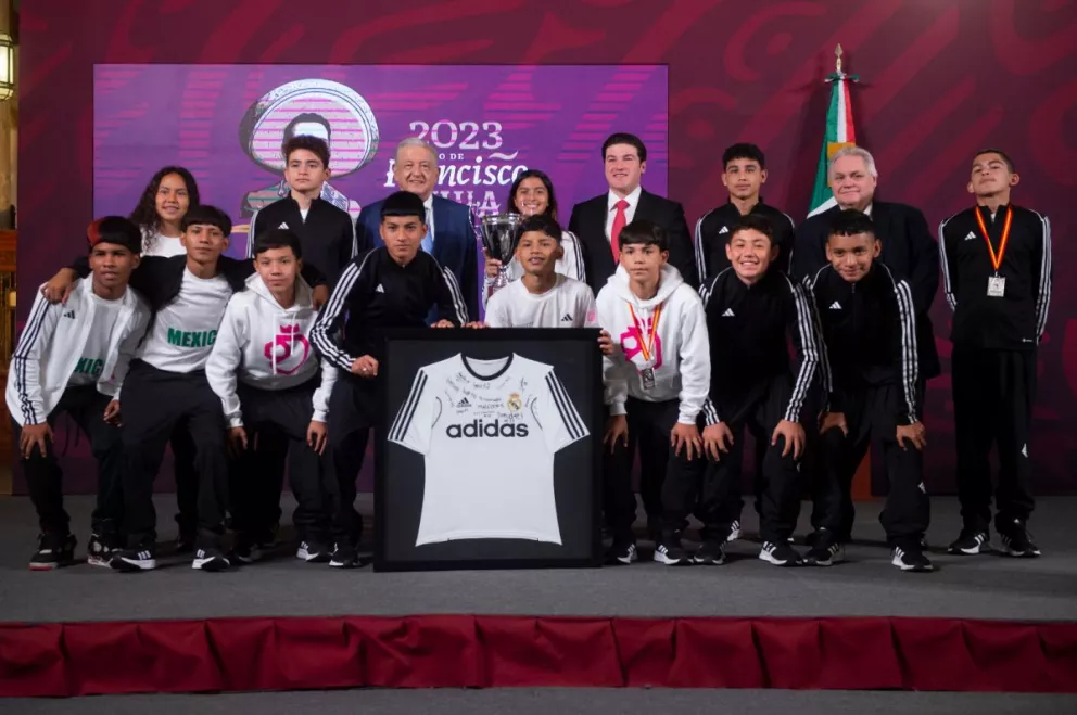 Jóvenes de Nuevo León ganan el Campeonato del Desafío Mundial Madrid 2023 y los reconocen en la La Mañanera