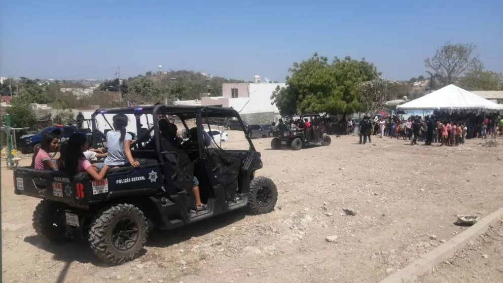 Niños conviviendo con policías de Culiacán. Cortesía Construyendo Espacios para la Paz