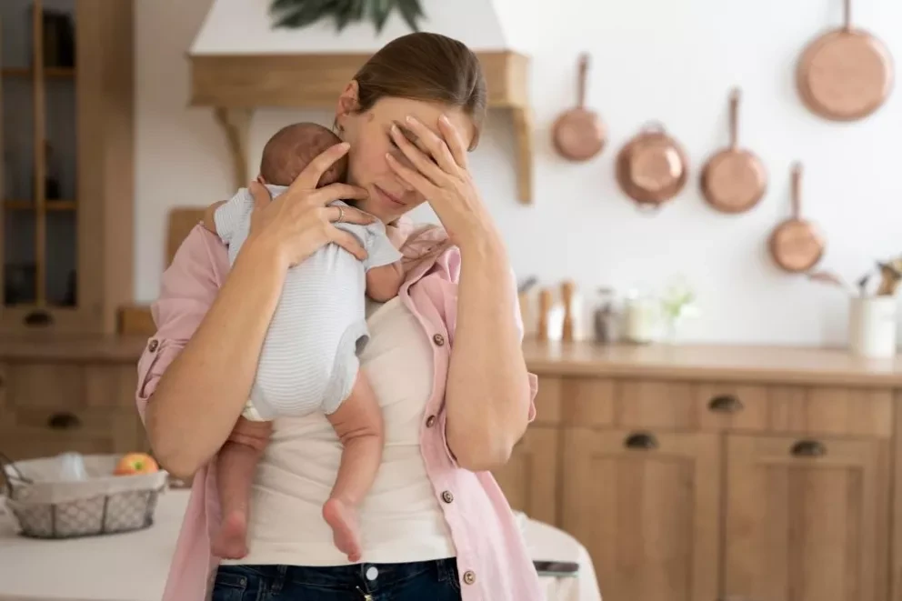 La depresión posparto es un problema de salud que requiere de atención de especialistas y apoyo de familiares.