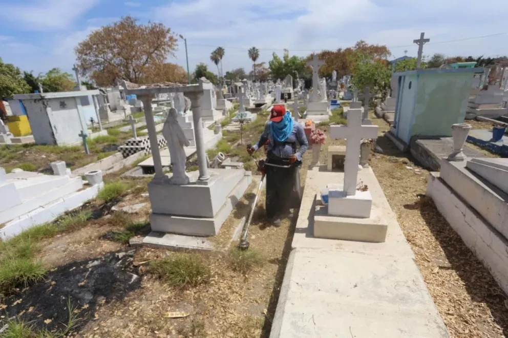 En Mazatlán realizan trabajos de mantenimiento en panteones previo al Día de las Madres.