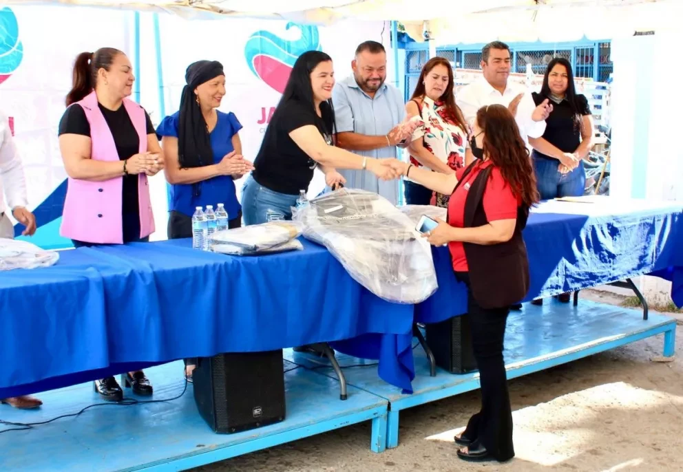 Trabajadores de la JAPAN reciben sus nuevos uniformes