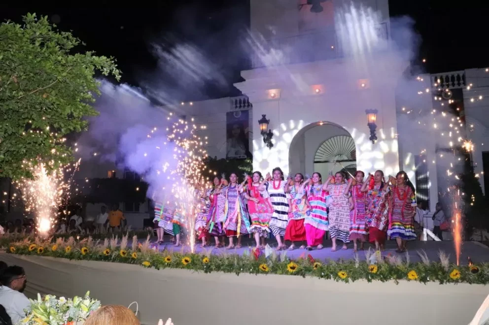 La Guelaguetza por primera vez en Escuinapa con más de 50 artistas en el escenario.