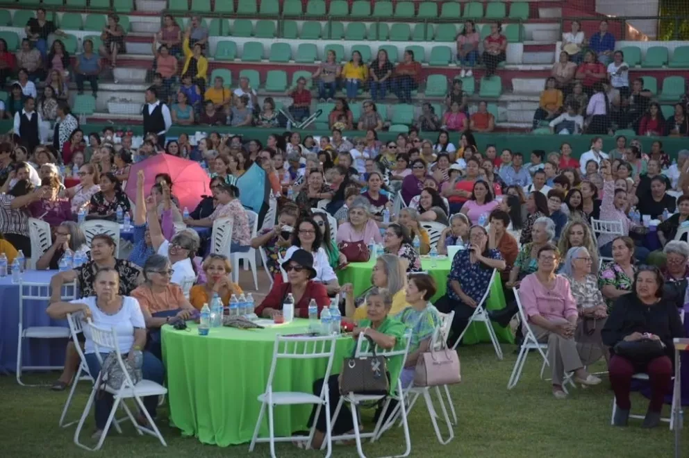 Día de las Madres. Arman tremenda pachanga en Guamúchil para celebrar a las mamás en su día