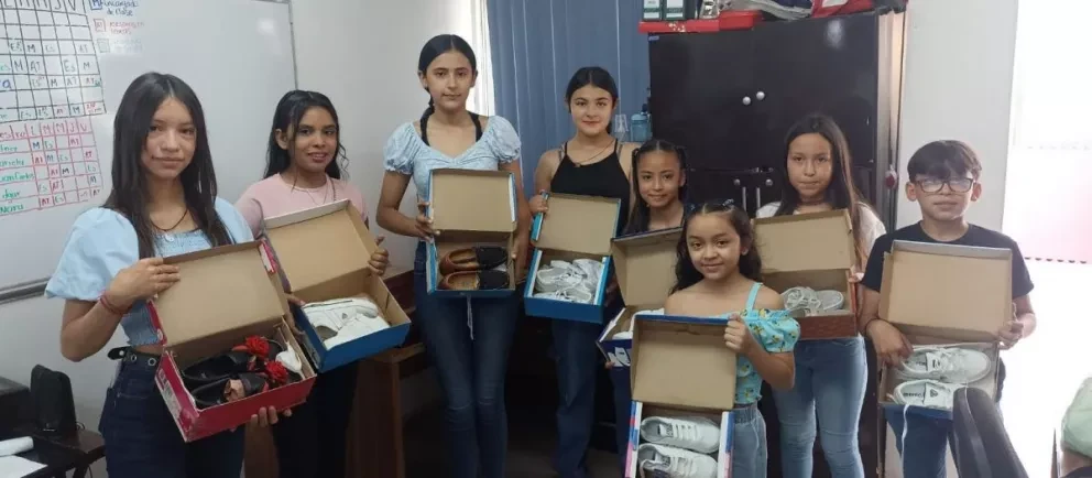 Niños de Malala con tenis regalados. Cortesía Malala Academia IAP