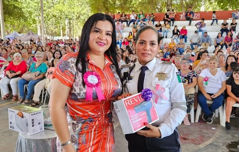 Mamás de Navolato bailan, cantan y se llevan lindos premios durante su fiesta del Día de las Madres