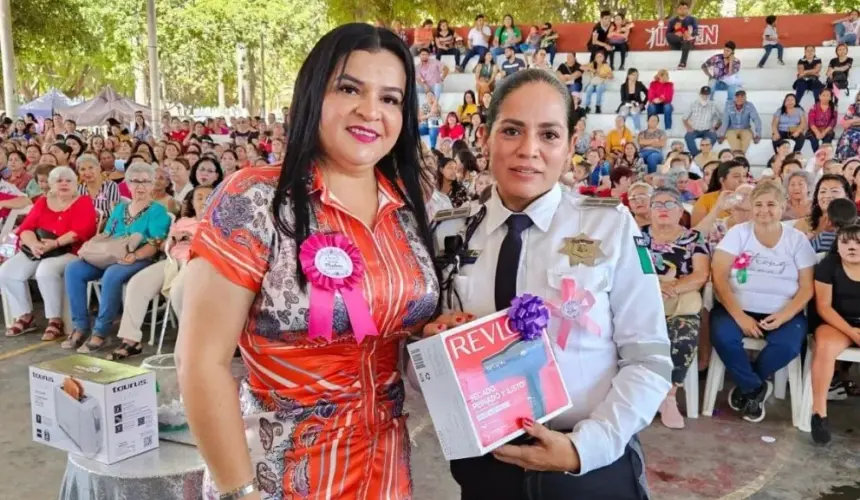 Mamás de Navolato bailan, cantan y se llevan lindos premios durante su fiesta del Día de las Madres