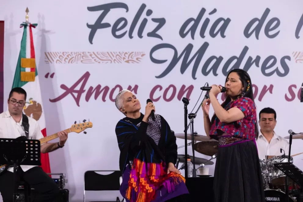 Eugenia León y María Inés Ocha durante la Mañanera de este Día de las Madres. Foto: Cortesía
