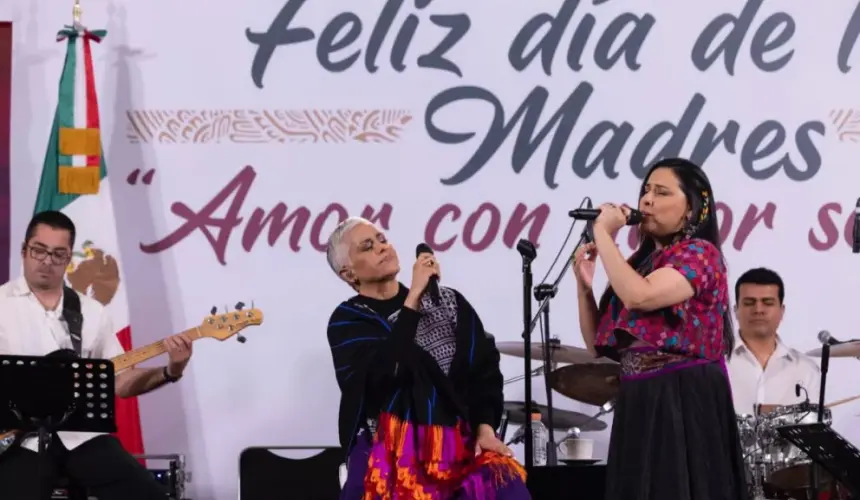 Eugenia León y María Inés Ocha durante la Mañanera de este Día de las Madres. Foto: Cortesía