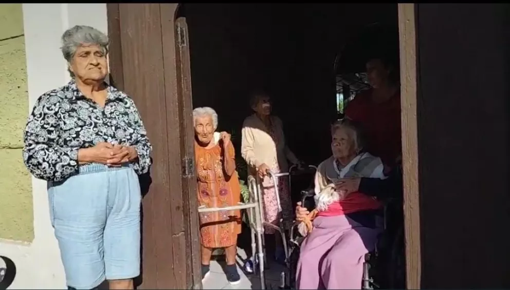 Llevan Las Mañanitas a las mamás del asilo del Rosario.
